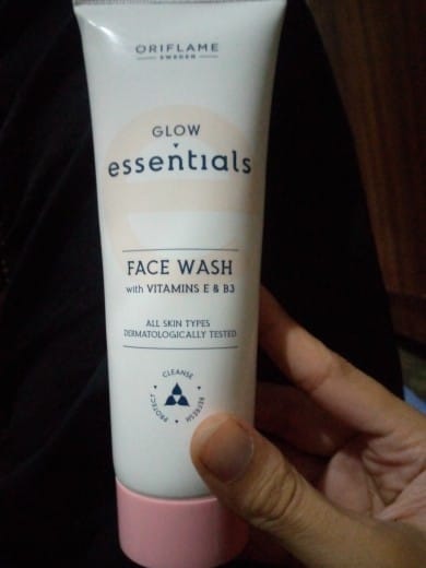 Glow Essential Face Wash